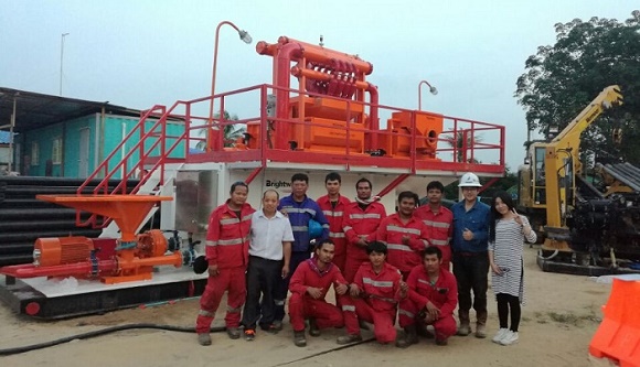 A group photo of Brightway team and staffs in front of 350GPM Mud recovery system