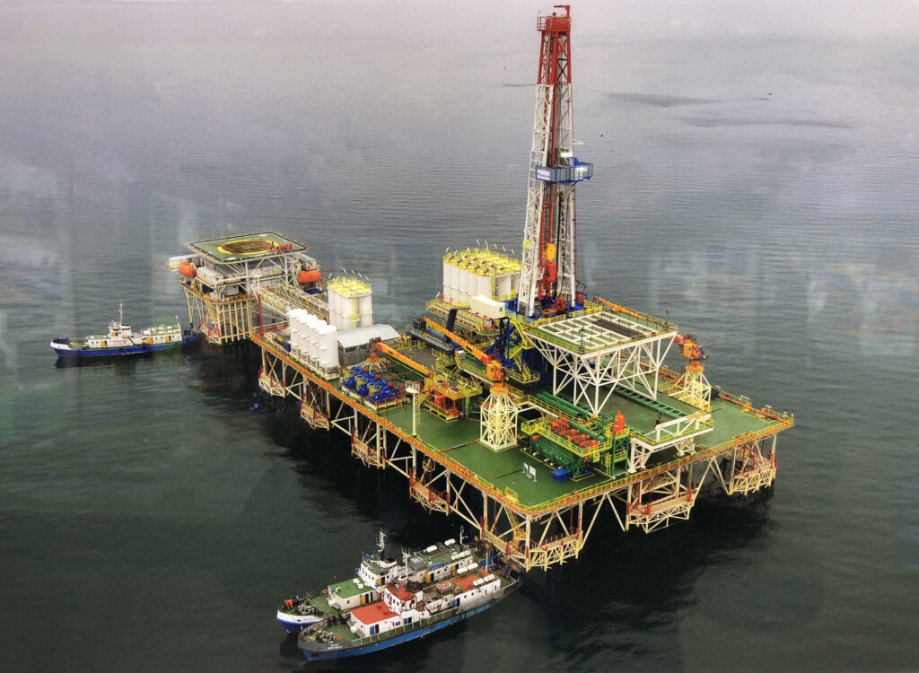 Offshore oil drilling platform with solids control system